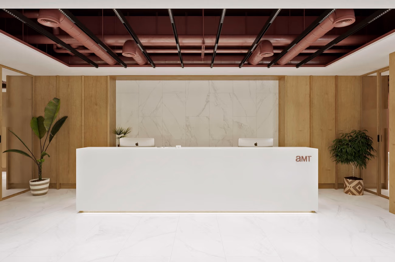 Oficinas AMT: espacio de trabajo diáfano con áreas de reunión integradas.