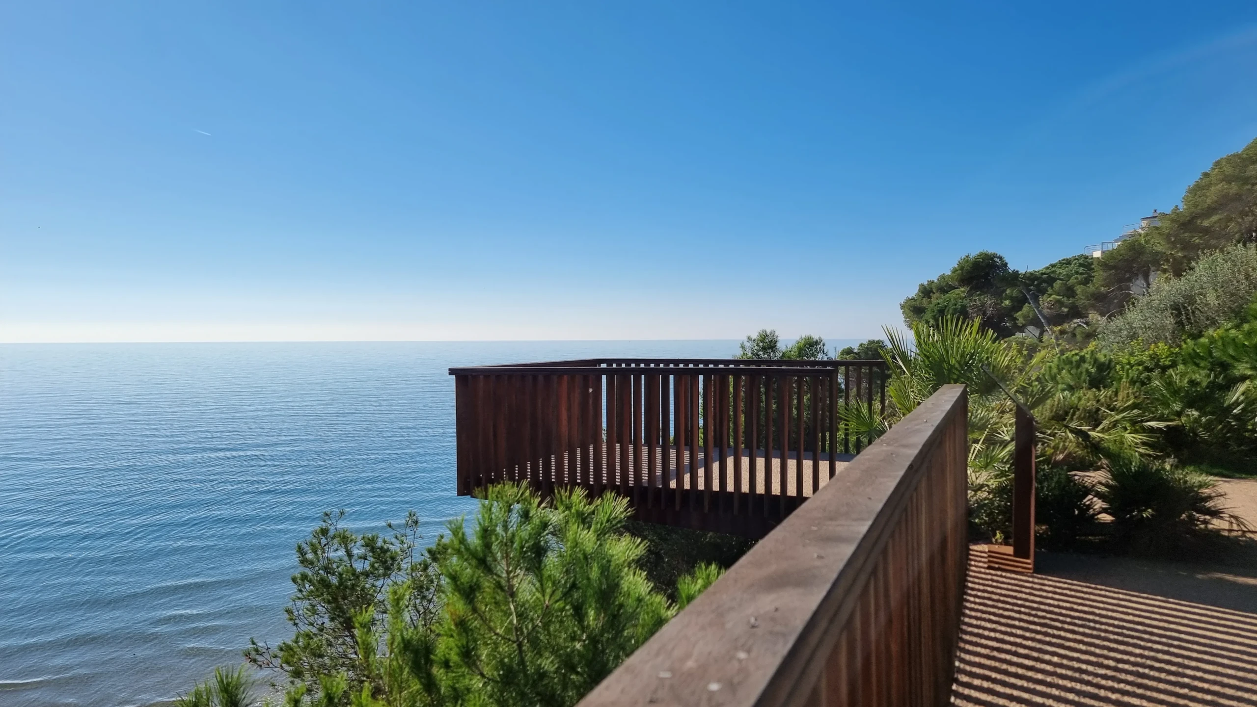 Detalle del mirador en el parque Playa Larga, Salou, con diseño minimalista que respeta la vegetación natural.